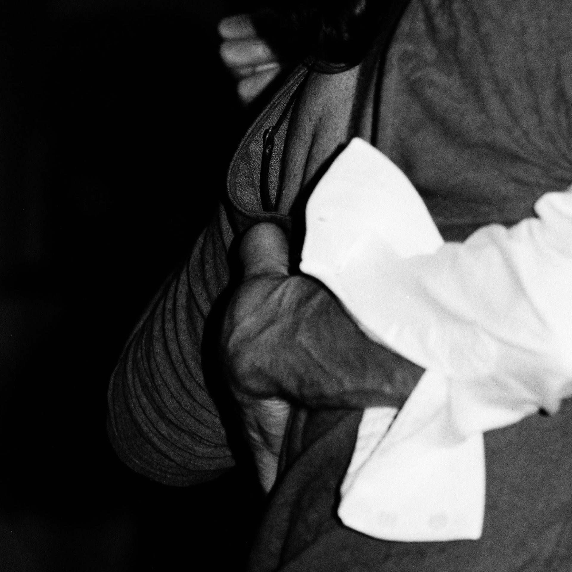 Détail de postures de Tango, photographie argentique en noir et blanc